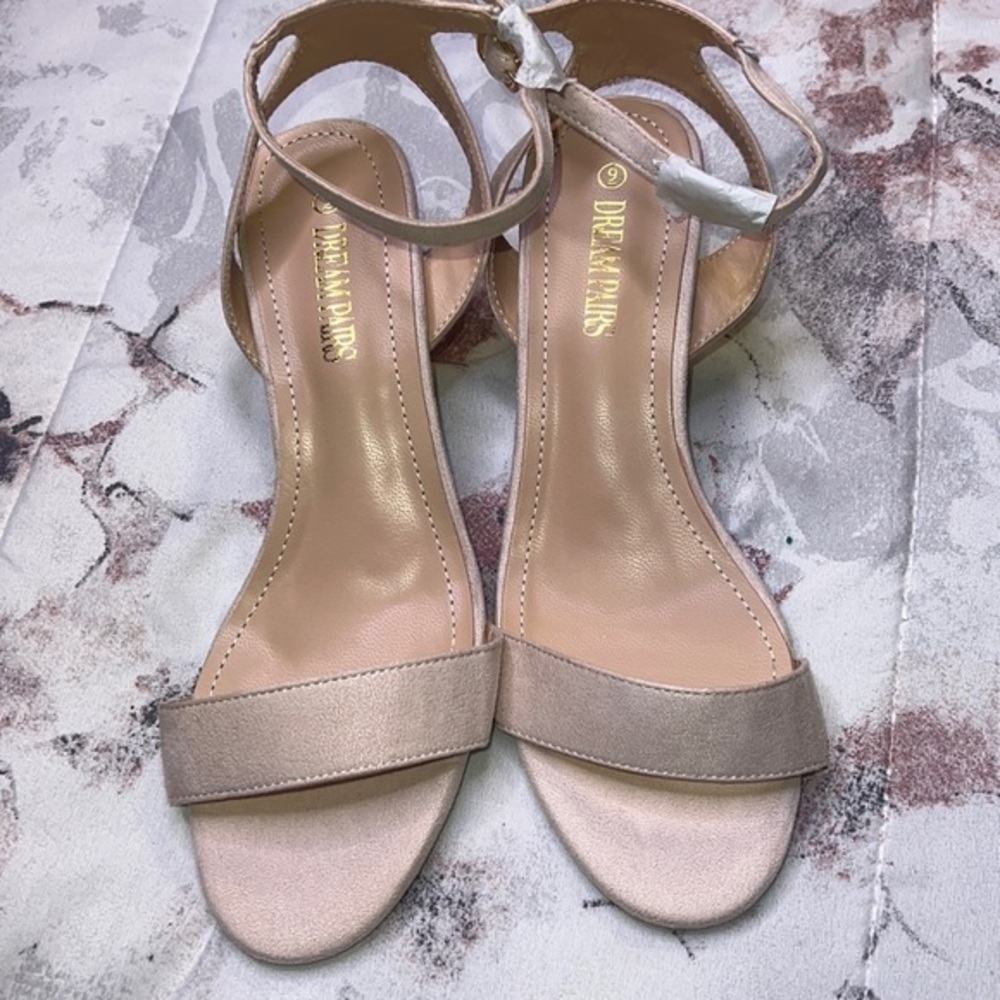 DREAM PAIRS SIZE 9 CHUNKY HEELS